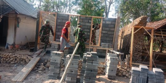 SATGAS TMMD DAN MASYARAKAT REHAB RTLH DI DESA KEDUNGSALAM