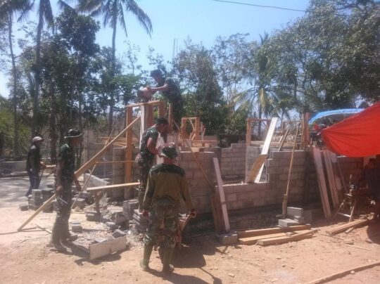 Satgas TMMD Memasang Batako Bagian Tengah Di RTLH