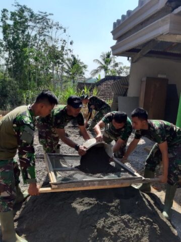 Maksimalkan Kualitas Material RTLH, Satgas TMMD Ayak Pasir