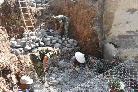 Pemasangan Bronjong Di TMMD 106 Kab Malang-Batu