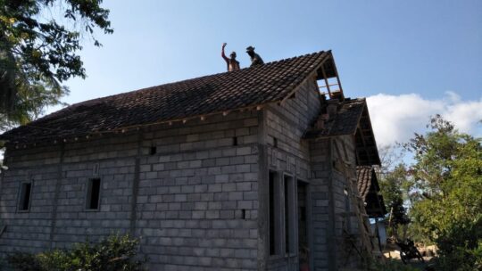 Atap Rumah Ibu Kadiem Sudah Mulai Direhab Satgas TMMD Reg 106 Kodim 0818 Kab. Malang-Batu