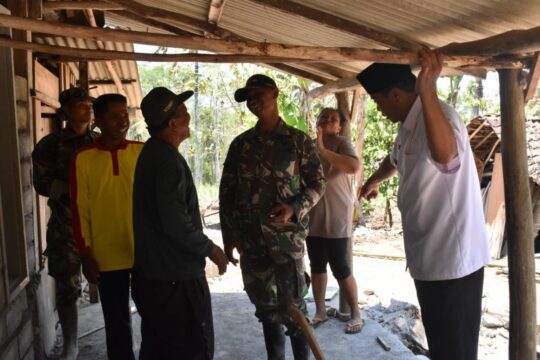 Babinsa Koramil 11/Donomulyo Bersama Kades Kedung Dalam Cek RTLH Mbah Painem.