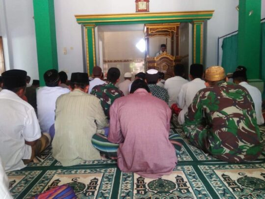 ANGGOTA SATGAS TMMD 106 GELAR SHOLAT JUMAT BERSAMA WARGA