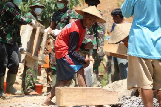 Perkasa, Suratman Layani Mesin Pengaduk Material TMMD ke 106