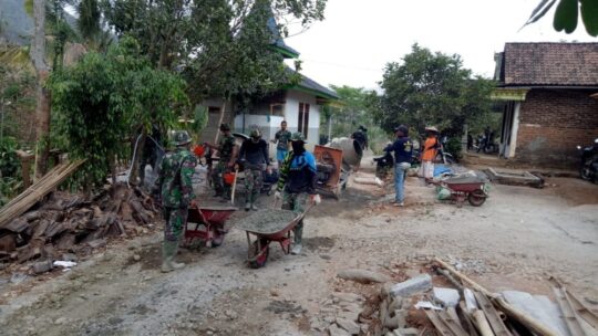 Masyarakat Dusun Dalangan Sooko Antusias Bangun Rabat Jalan TMMD ke106