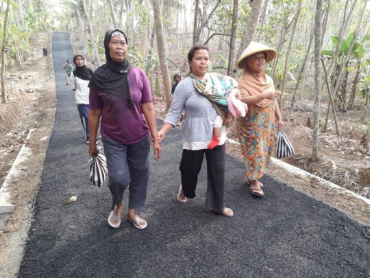 Jalan Aspal Baru, Warga Sambut dengan Suka Cita