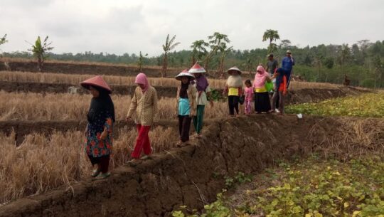 Jauhnya Lokasi Tidak Surutkan Semangat Warga Desa Cilibang Dalam Kegiatan TMMD