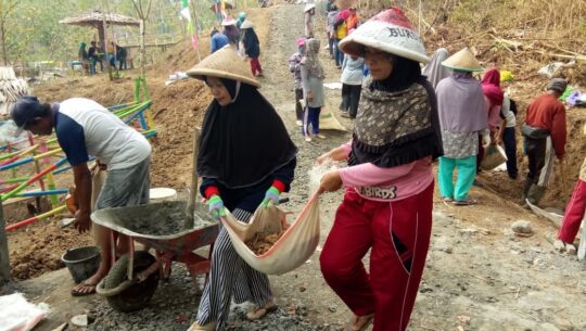 Yati dan Samini Kompak Angkut Tanah, Sertu Basuki Berikan Semangat Warga Lain