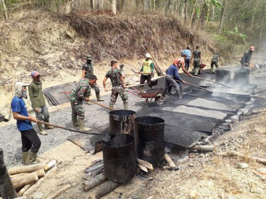 Gelar Aspal Jalan Beber, Warga Dan Satgas TMMD Kompak