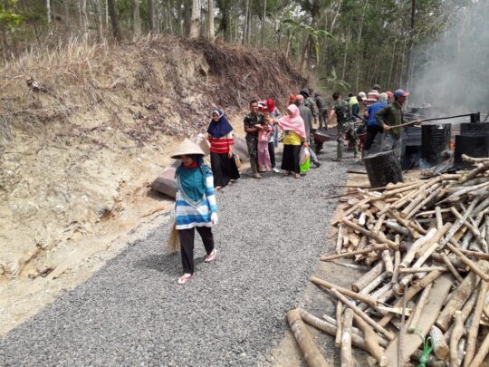 Warga Bersama Satgas TMMD galar Aspal Untuk Jalan Beber