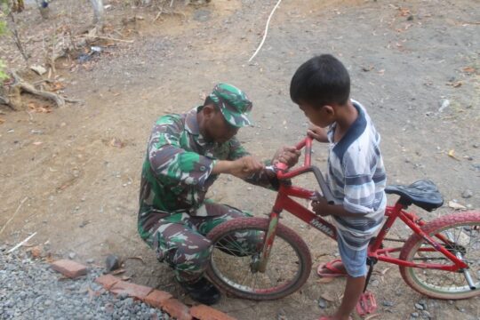 Si Toni Merengek Manja kepada Serka Sodirin Ingin Bersepeda di Jalan Aspal Baru