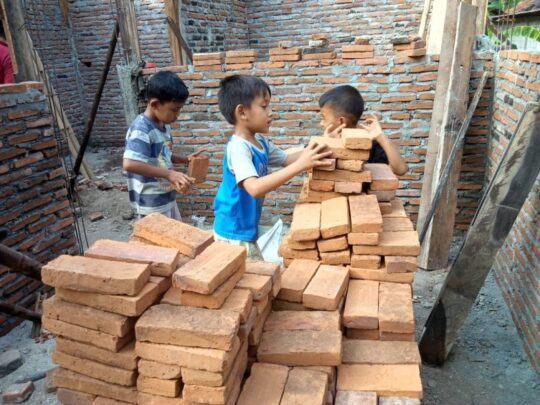 Anak-anak SD pun ikut Kerja Bakti TMMD 106 Kodim Cilacap