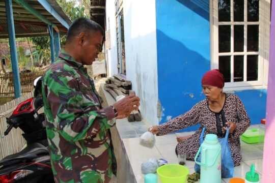 Rejeki Nomplok, Sertu Jumadi Dapat Sebungkus Sayur dari Bu Sarwini