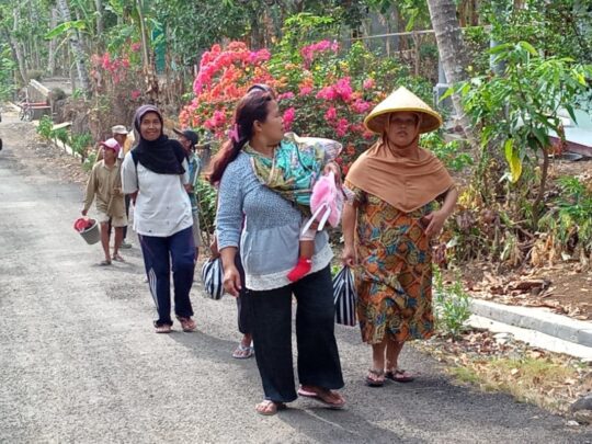 Nikmati Jalan Baru, Warga Kaligintung Nampak Sumringah Sambut Kemajuan Desanya