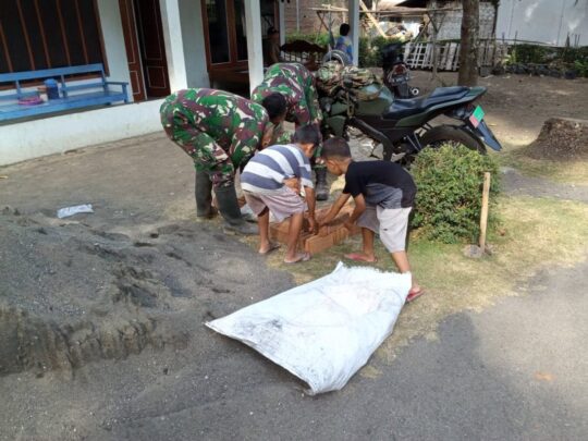 Kedekatan Satgas TMMD Dengan Anak-Anak, Timbulkan Semangat Gotong Royong
