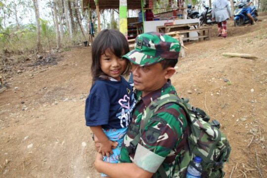 Sertu Mulyono Gendong Angel, Rasa Rindu Pada Putri Kecilnya Tersalurkan
