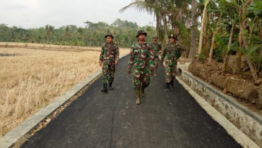 Bagai Pasukan Perang, Satgas TMMD 106 Kodim Cilacap Menuju Lokasi Pengerjaan