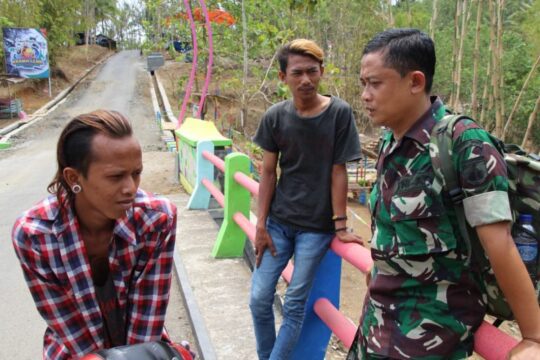 Dua Pemuda Mendapatkan Arahan Dari Sertu Mulyono Akan Bahaya Narkoba Dan Miras