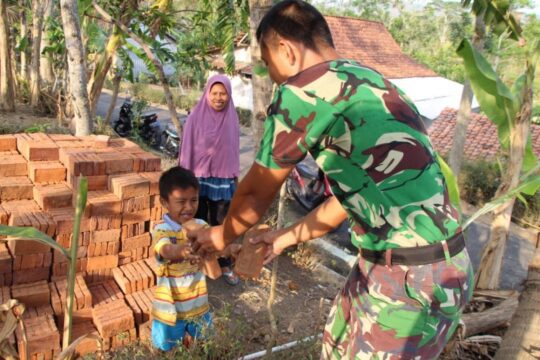 Bagas pun Ingin Bantu Pak Tentara, Satgas TMMD 106 Kodim Cilacap