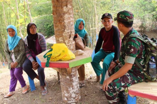 Pembahasan Pendidikan Wawasan Kebangsaan Ibu-ibu di Lokasi TMMD 106 Kodim Cilacap