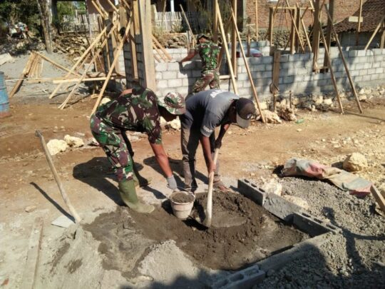 SEMANGAT 45 SATGAS TMMD DAN WARGA MELANJUTKAN RTLH.