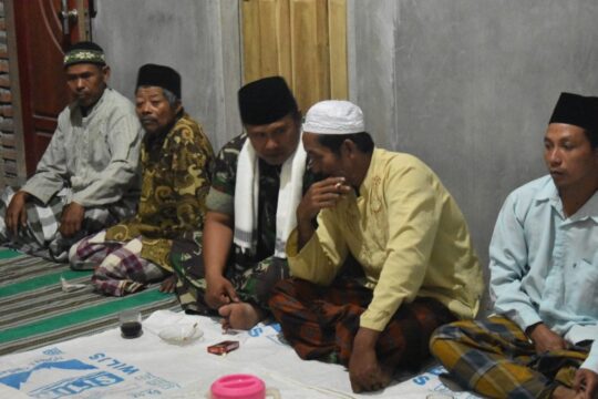Keseriusan ustadz Fathurohim anggota satgas TMMD dengan Toga di acara tahlilan.