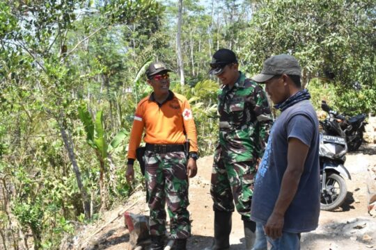 Tim Kesehatan Lapangan Kunjungi Lokasi Pembuatan Jamban program TMMD.