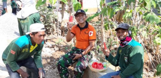 ISTIRAHAT SIANG, SATGAS TMMD DAN WARGA NIKMATI BUAH