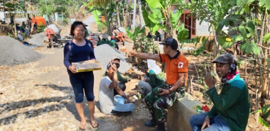SENYUMAN LEBAR WARGA MEWARNAI KEAKRABAN TMMD REG KE 106 DI DONOMULYO