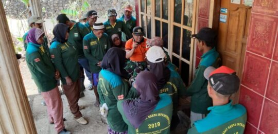 Tim Kes Berikan Pengarahan Kepada Warga Yang Tergabung Dalam Satgas TMMD 106