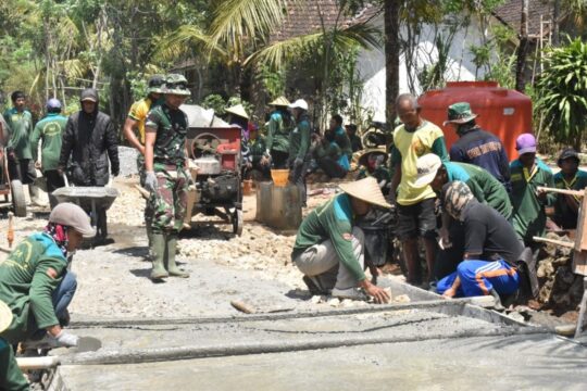 Terik Matahari Tak Surutkan Warga Ikut Kerja TMMD 106