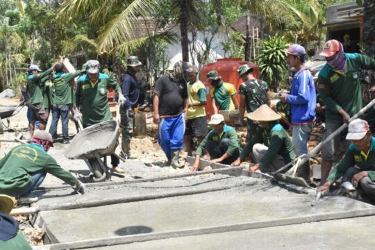 Terik Matahari Tak Surutkan Masyarakat Ikut Kerja TMMD
