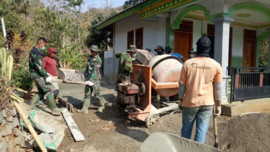 Anggota Satgas TMMD ke 106 Bersama Warga Sooko Semangat Membangun Desa