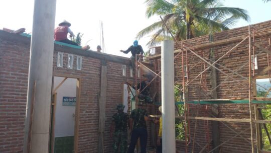 Estafet, Warga Desa Sooko Dan Anggota Satgas TMMD ke 106 Naikkan Batu Bata