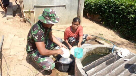 Prada Zanzanil Dan Soinem Gambaran Keakraban Satgas TMMD ke 106 Dengan Warga Desa Sooko