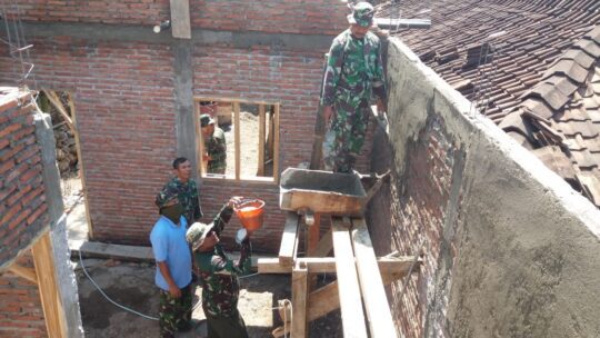 Serma Budi Pimpin Plesteran Rehab RTLH TMMD ke 106 Kodim 0802