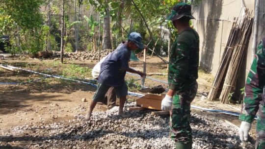 Mbah Senen Semangat Bantu Satgas TMMD ke 106 Bangun Rabat Jalan