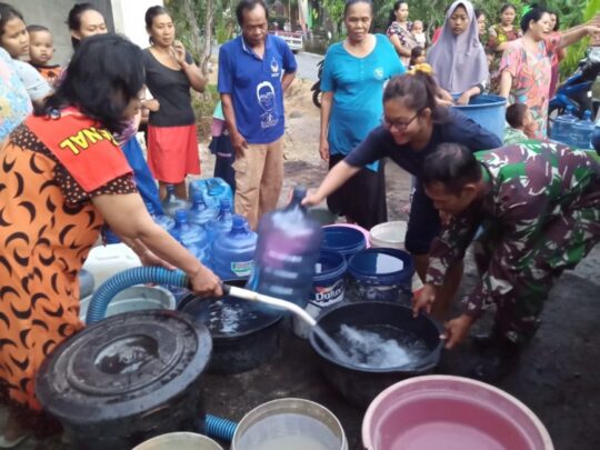 Air Bersih Datang, Warga Dusun Kalirau Serbu Mobil Tangki