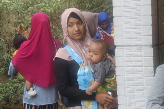 Ibu-Ibu Muda Dusun Kalirau Bawa Anaknya Imunisasi