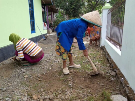 Pegang Cangkul Mbah Marsini Dan Mbah Taminem Semangat Bersihkan Musholah Al-Hikmah