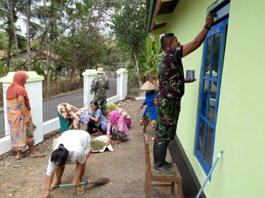 Semangat Gotong Royong Ibu-Ibu Warga Kligintung Bersama Satgas TMMD, Ciptakan Kebersamaan