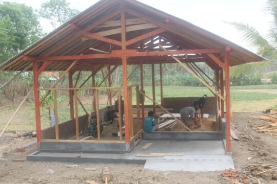 Dengan Kebersamaan Dan Semangat Gotong Royong, Rehab Rumah Jahidin Mulai Berdiri