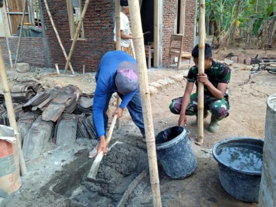 Buat Adukan Semen Saja, Satgas TMMD dan Warga pun, Kompak