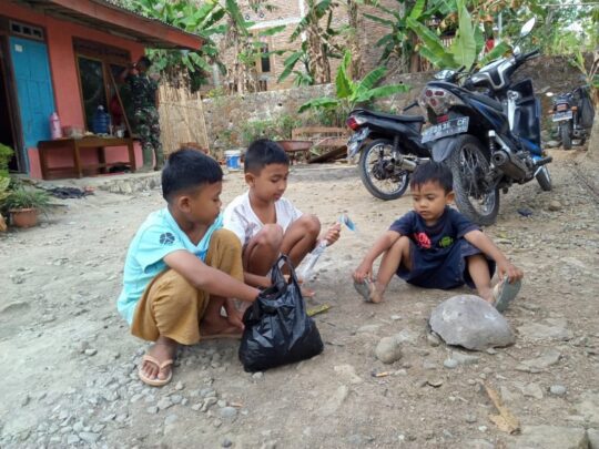 Dasar Anak, Rumahnya sedang Direhab, Memilih Mainan Kembang Api