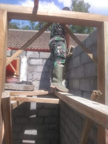 Proses pemasangan Batako pada dinding RTLH menjadi bagian terberat