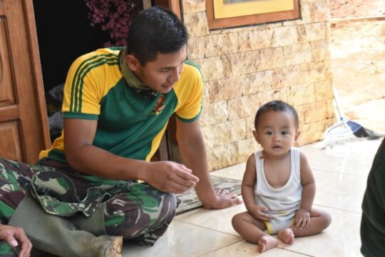 LUCUNYA BALITA PUTRA WARGA KEDUNGSALAM DAPAT MENGHIBUR ANGGOTA SATGAS TMMD