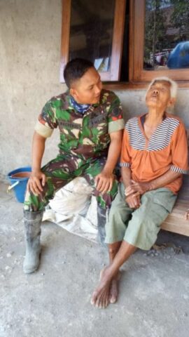 Curhatan Seorang Nenek Kepada Pak Tentara Dirumah yang Ditinggalinya