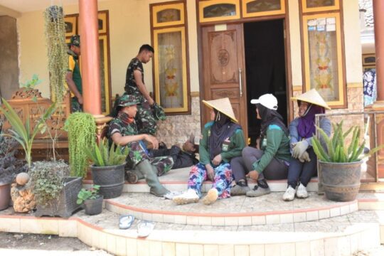 SATGAS TMMD 106 LEPAS LELAH BERSAMA IBU IBU YANG MEMBANTU PEMBANGUNAN