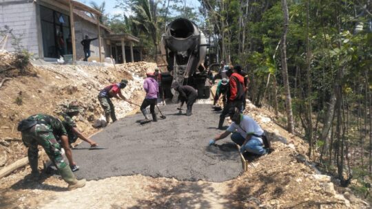 Kucuran campuran cor dari molen berjalan trus ngalir tanpa henti