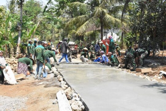 Satgas TMMD 106 LANJUTKAN RABAT JALAN GUNA MENINGKATKAN PEREKONOMIAN WARGA